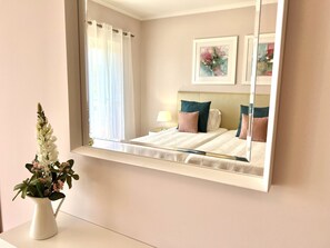 2 chambres, coffres-forts dans les chambres, fer et planche à repasser