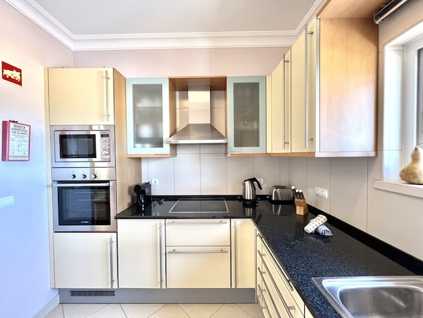 Kühlschrank, Mikrowelle, Ofen, Wasserkocher mit Kaffee-/Teezubehör