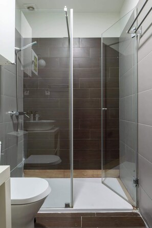 Regadera, secadora de cabello, toallas 