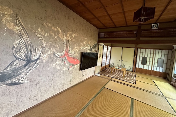 This is a large Japanese-style room.