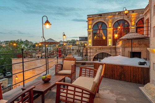 CAPP ROYAL CAVE HOTEL