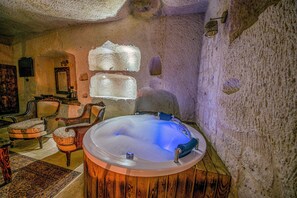 Premium bedding, free minibar items, individually decorated - Capp Royal Cave Hotel (Ürgüp)