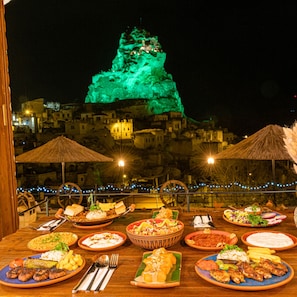 Outdoor dining - Capp Royal Cave Hotel (Ürgüp)