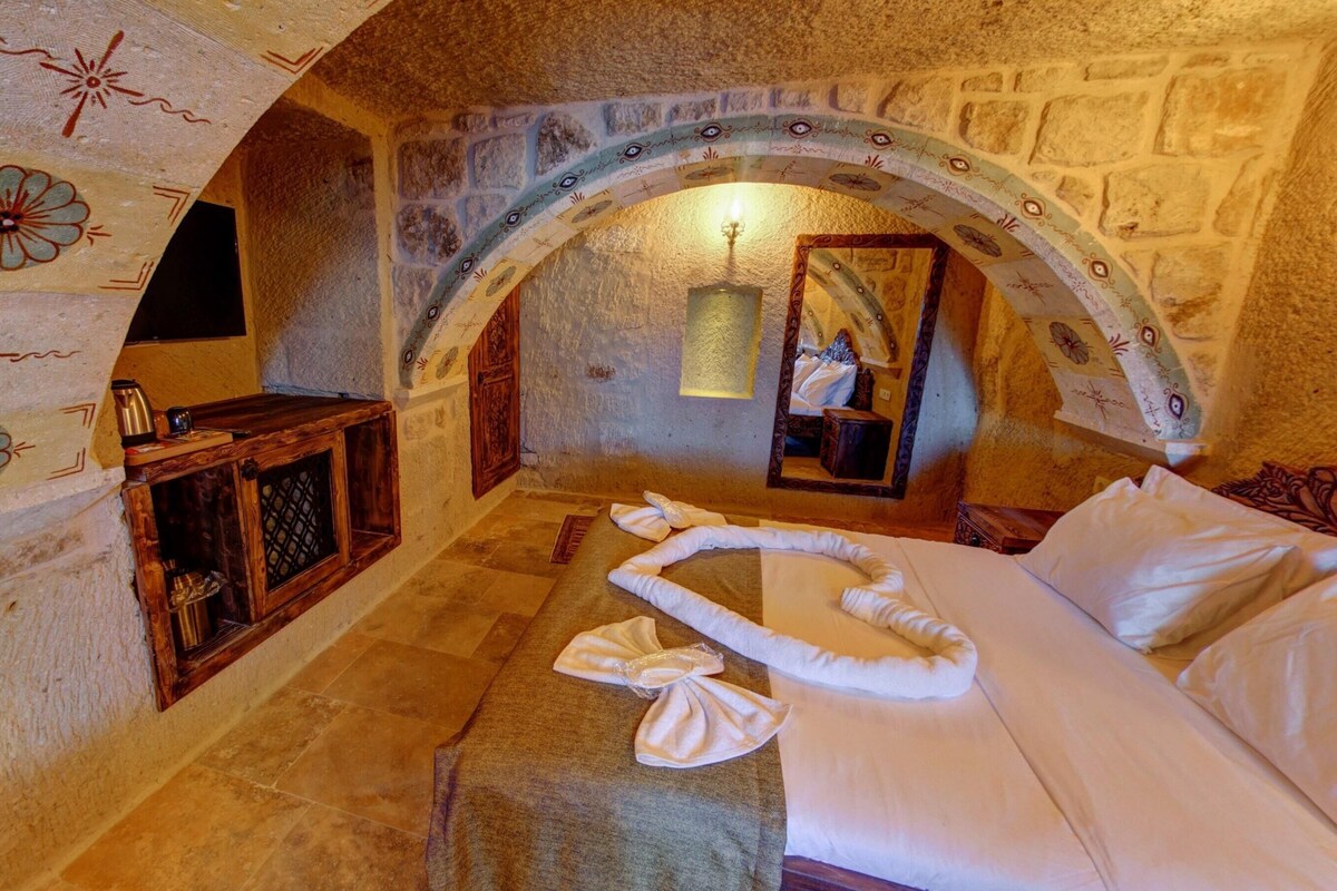 Premium bedding, minibar (some free items), desk, laptop workspace