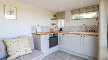 Cottage | Private kitchen | Fridge, dishwasher, electric kettle, cookware/dishes/utensils