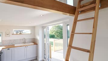 Refrigerador, lavavajillas, tetera eléctrica y utensilios de cocina