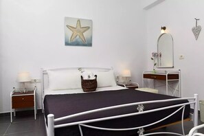 Premium bedding, minibar, in-room safe, blackout curtains - Villa Mare Angelica (Santorini)