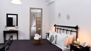Dreibettzimmer, Terrasse | Hochwertige Bettwaren, Minibar, Zimmersafe, Verdunkelungsvorhänge