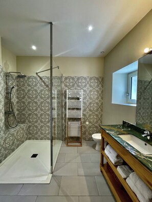 Combined shower/tub, hair dryer, towels, toilet paper - Family mansion with large swimming pool and air-conditionned bedrooms (Cesseras)