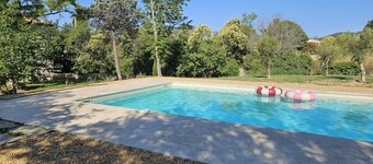 Family mansion with large swimming pool and air-conditionned bedrooms