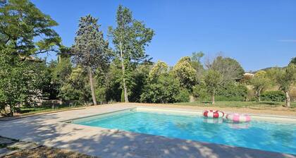 Family mansion with large swimming pool and air-conditionned bedrooms