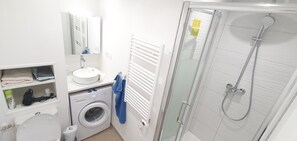 Douche, sèche-cheveux, serviettes fournies, savon