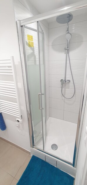 Douche, sĂšche-cheveux, serviettes fournies, savon