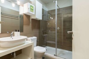 Douche, sèche-cheveux, serviettes fournies