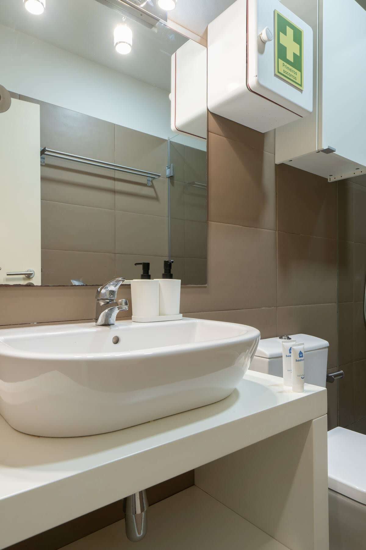 Dusj, hårføner, håndklær og sjampo