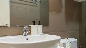 Dusj, hårføner, håndklær og sjampo