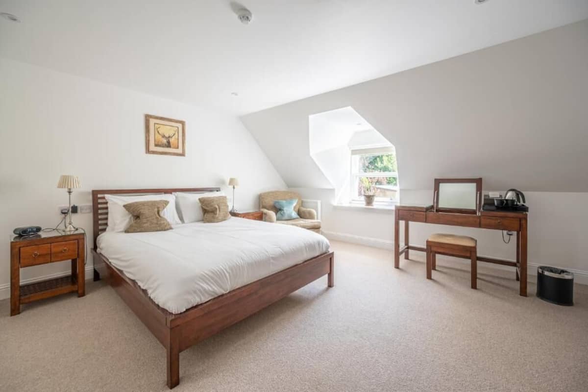 Deluxe Double Room | 1 bedroom, premium bedding, in-room safe, blackout drapes