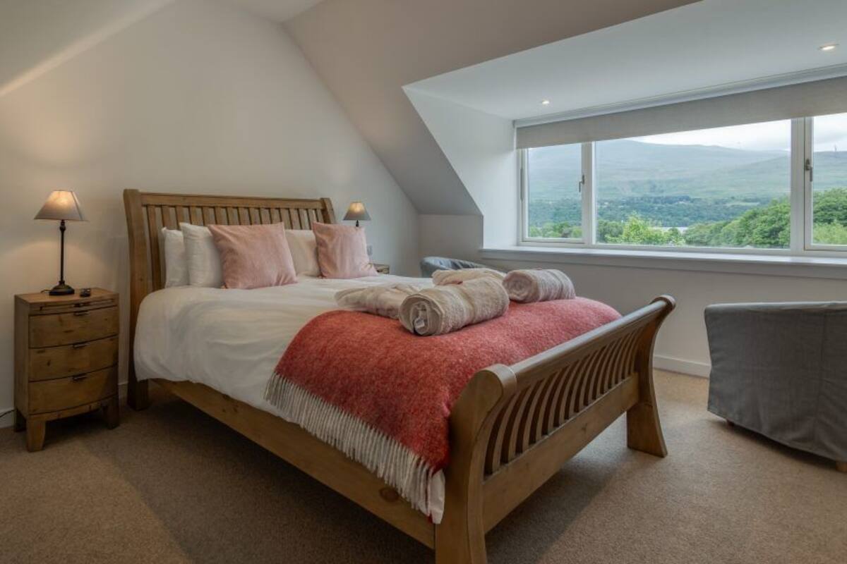 Romantic Cottage | Premium bedding, in-room safe, blackout drapes, cribs (free)