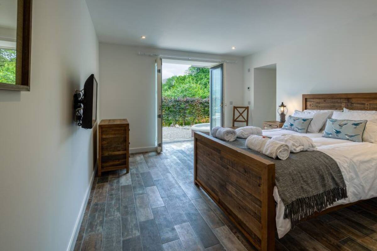 Grand Cottage, 2 Bedrooms, Hot Tub, Lake View | Premium bedding, in-room safe, blackout drapes, cribs (free)