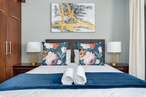 2 bedrooms, in-room safe, laptop workspace, iron/ironing board - Icon 600A (Cape Town)