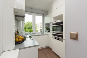 Dishwasher, coffee/tea maker, cookware/dishes/utensils - One-bedroom Apartment Aleje Ujazdowskie (Warsaw)