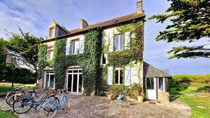 A stone building with ivy-covered walls and a stone-paved entrance. - Dream destination, right by the sea, (Santec)
