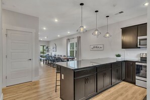 雪櫃、微波爐、焗爐、爐具