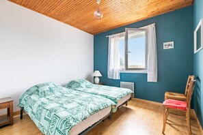 2 bedrooms, iron/ironing board, WiFi