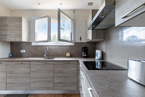 Réfrigérateur, micro-ondes, four, lave-vaisselle