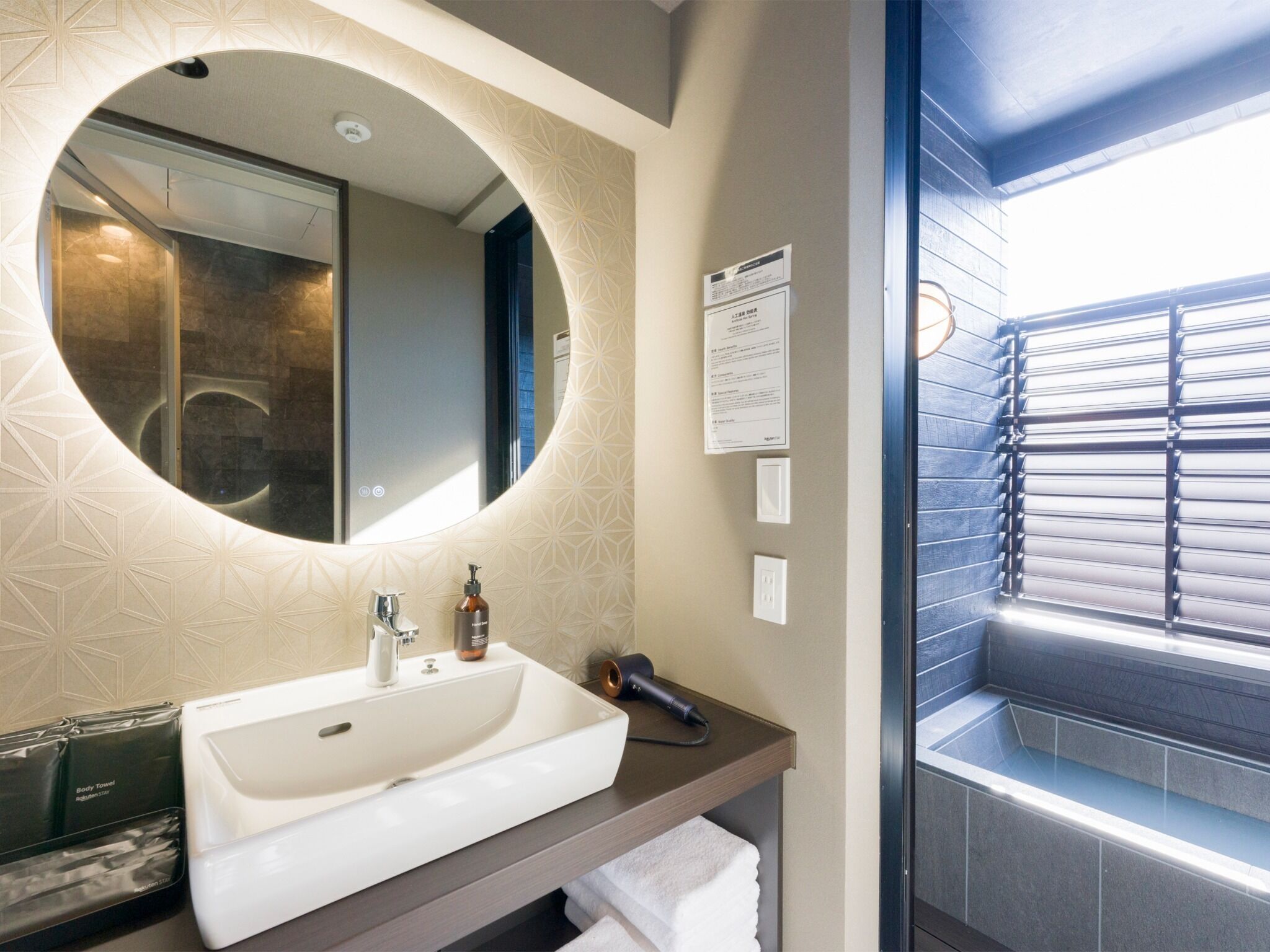 Secador de cabelo, toalhas de banho