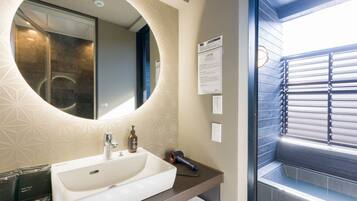 Secador de cabelo, toalhas de banho