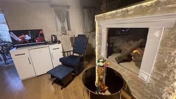 Suite tradicional, en la zona del jardín | Zona de estar | Televisión LED de 32 pulgadas con canales por satélite, una televisión