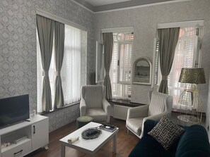 Elite Suite | Egyptian cotton sheets, premium bedding, Select Comfort beds, minibar - Moda Suit (Istanbul)