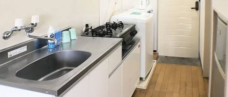 Réfrigérateur, micro-ondes, plaque de cuisson, bouilloire électrique