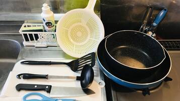 Réfrigérateur, micro-ondes, plaque de cuisson, bouilloire électrique