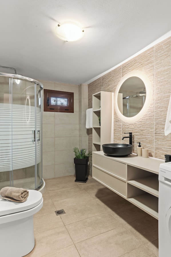 Dusche, Haartrockner, Bidet, Handtücher