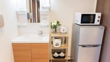 Fridge, microwave, stovetop, cookware/dishes/utensils