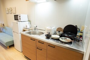 Réfrigérateur, micro-ondes, plaque de cuisson, cuiseur de riz