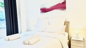 2 habitaciones, escritorio y tabla de planchar con plancha