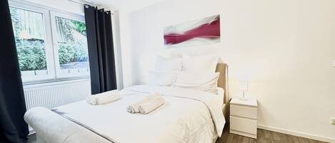 2 habitaciones, escritorio y tabla de planchar con plancha