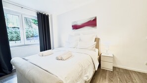 2 slaapkamers, een bureau, een strijkplank/strijkijzer, reisbedje