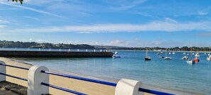 Perto da praia, espreguiçadeiras, toalhas de praia 