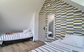 3 quartos, ferros/tábuas de passar roupa, berço de viagem