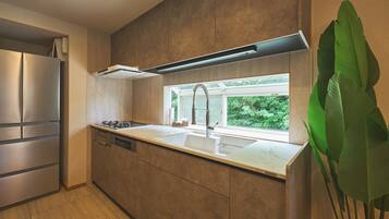 Fridge, microwave, stovetop, cookware/dishes/utensils