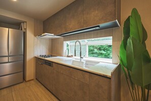 冷蔵庫、電子レンジ、コンロ、調理器具と食器