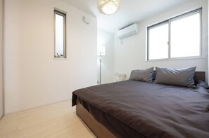 2 多间卧室、办公桌、免费 WiFi、床单