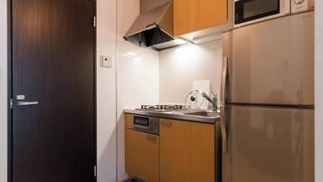 Fridge, microwave, stovetop, cookware/dishes/utensils