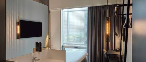 Een moderne badkamer met een groot wastafel, spiegel en douche.