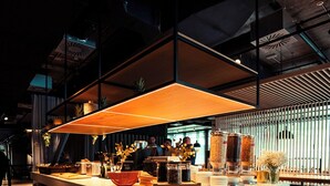 A modern bar area with a central island, overhead lighting, and a contemporary design. - Zleep Hotel Madrid Airport (Madrid)