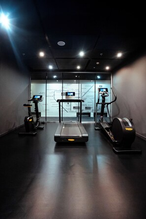 A gym with treadmills, elliptical machines, and a stationary bike. - Zleep Hotel Madrid Airport (Madrid)